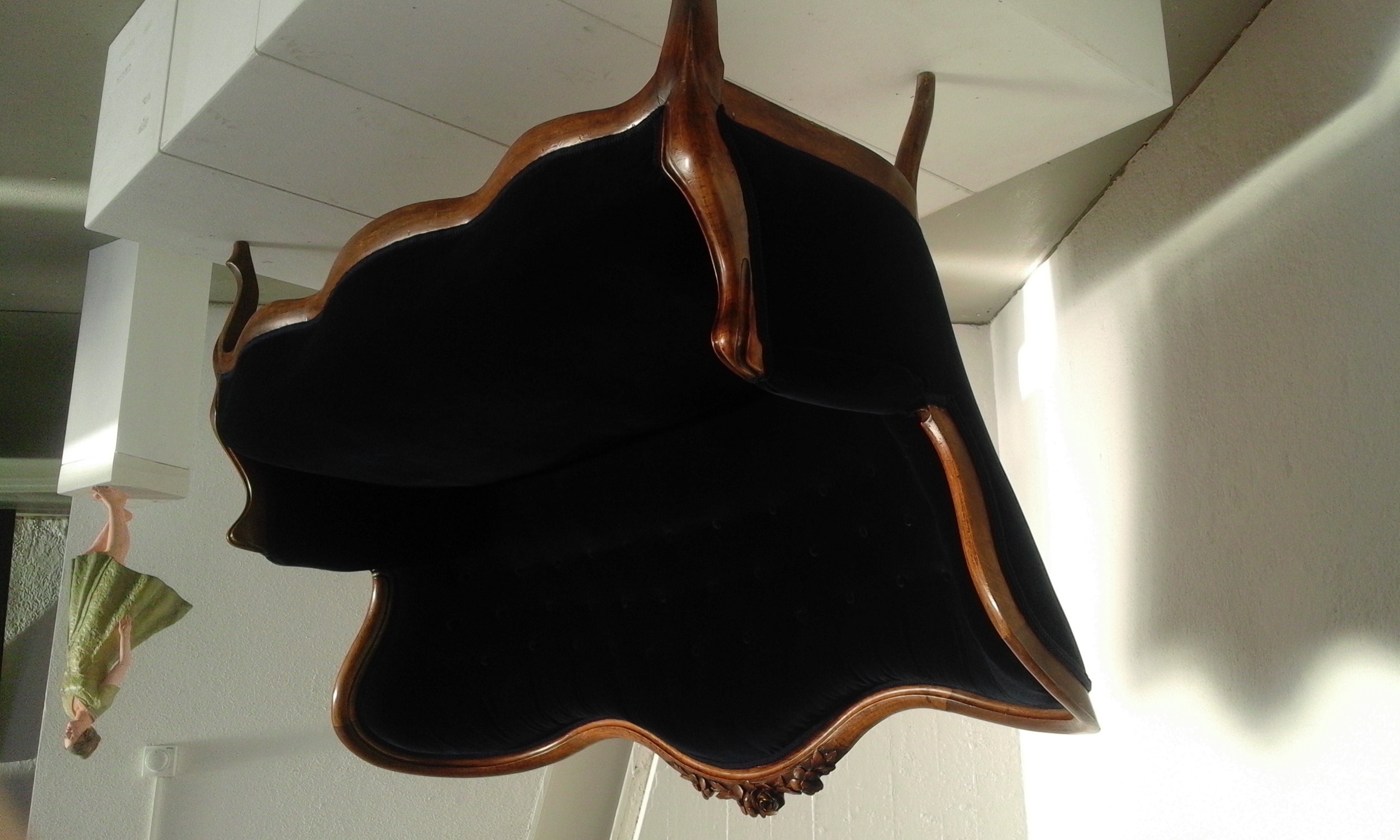 Sofa, Wiener Barock, ca. 1870
Nussbaum, nachtblauer Samt, komplettrestauriert