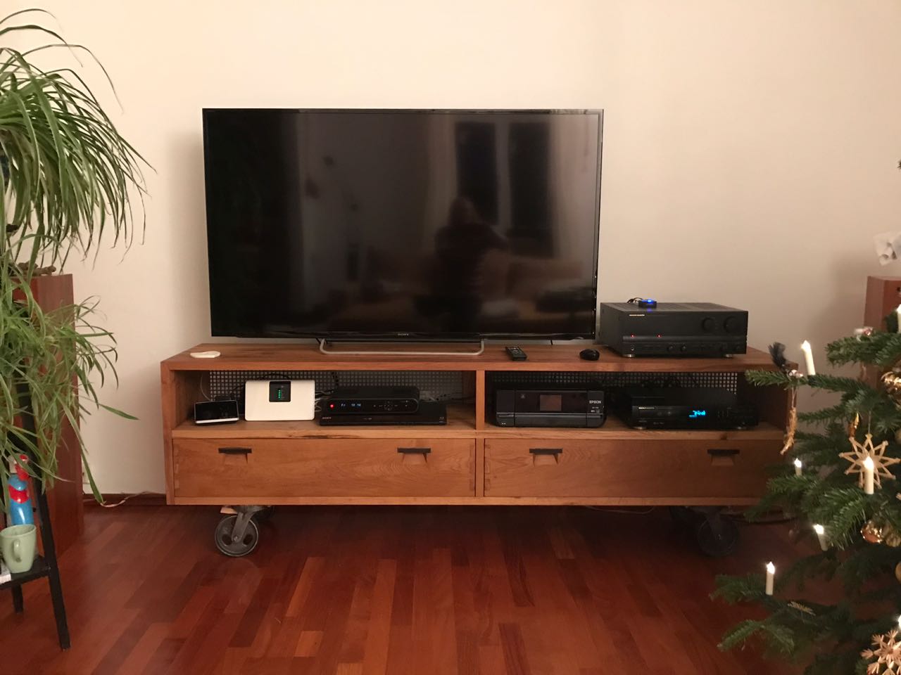 Long-Board, 2018++
120 jährig abgelagerte Eiche, Antike Industrierollen,
Unikat, Handarbeit. 