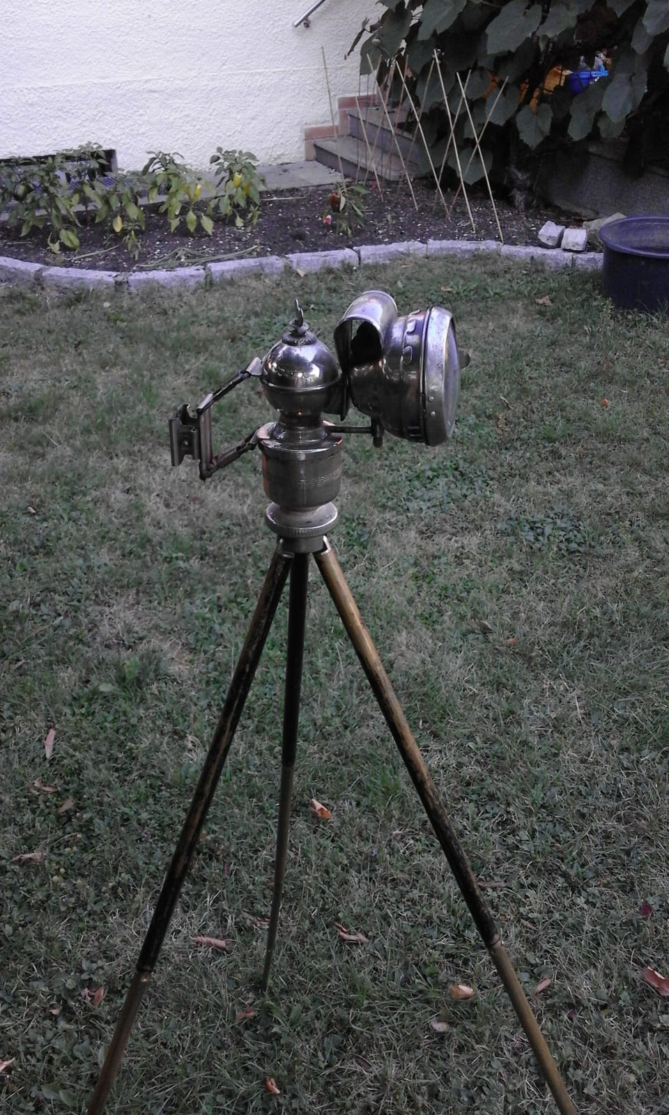 Lampe, 2018++ Messingstativ (um 1900), Fahradkarbidlampe(ca. 1920), elektrifiziert, LED Leuchtmittel