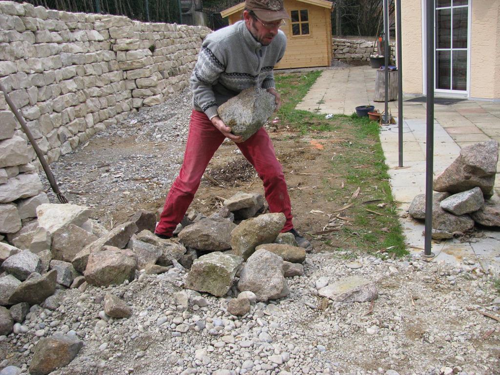 Alles Handarbeit. 
200 Tonnen Material, mindestens 3 mal bewegt, in 7 Wochen.