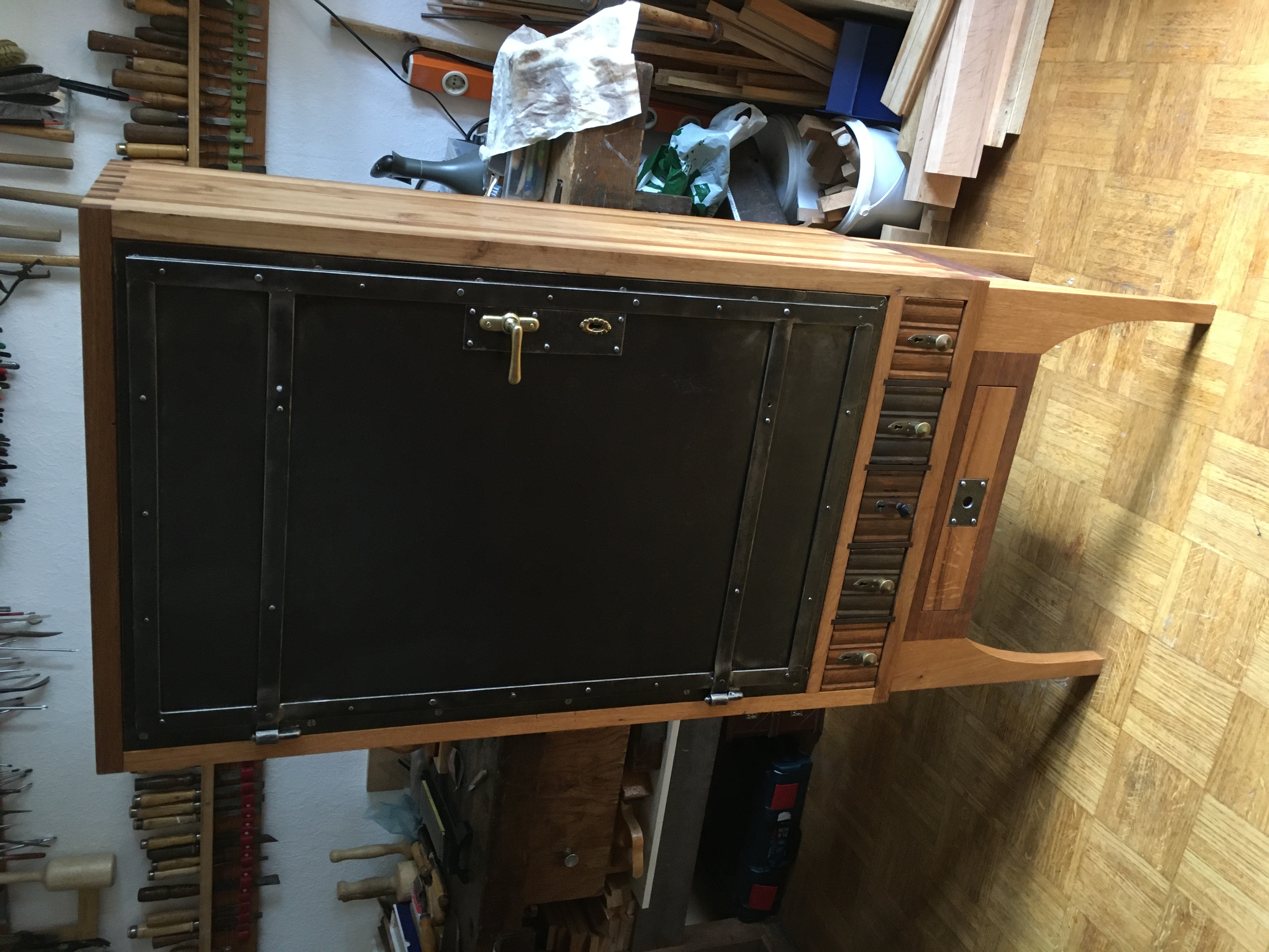 Vertigo, 2019++ 
Eine alte, rostige Türe vom Flohmarkt, 120 jährig abgelagertes Eichenholz, Nähmaschinenschubladen und alte Messingbeschläge. Alles hochwertig in Handarbeit verarbeitet. Gibt es so im Laden nicht zu kaufen!